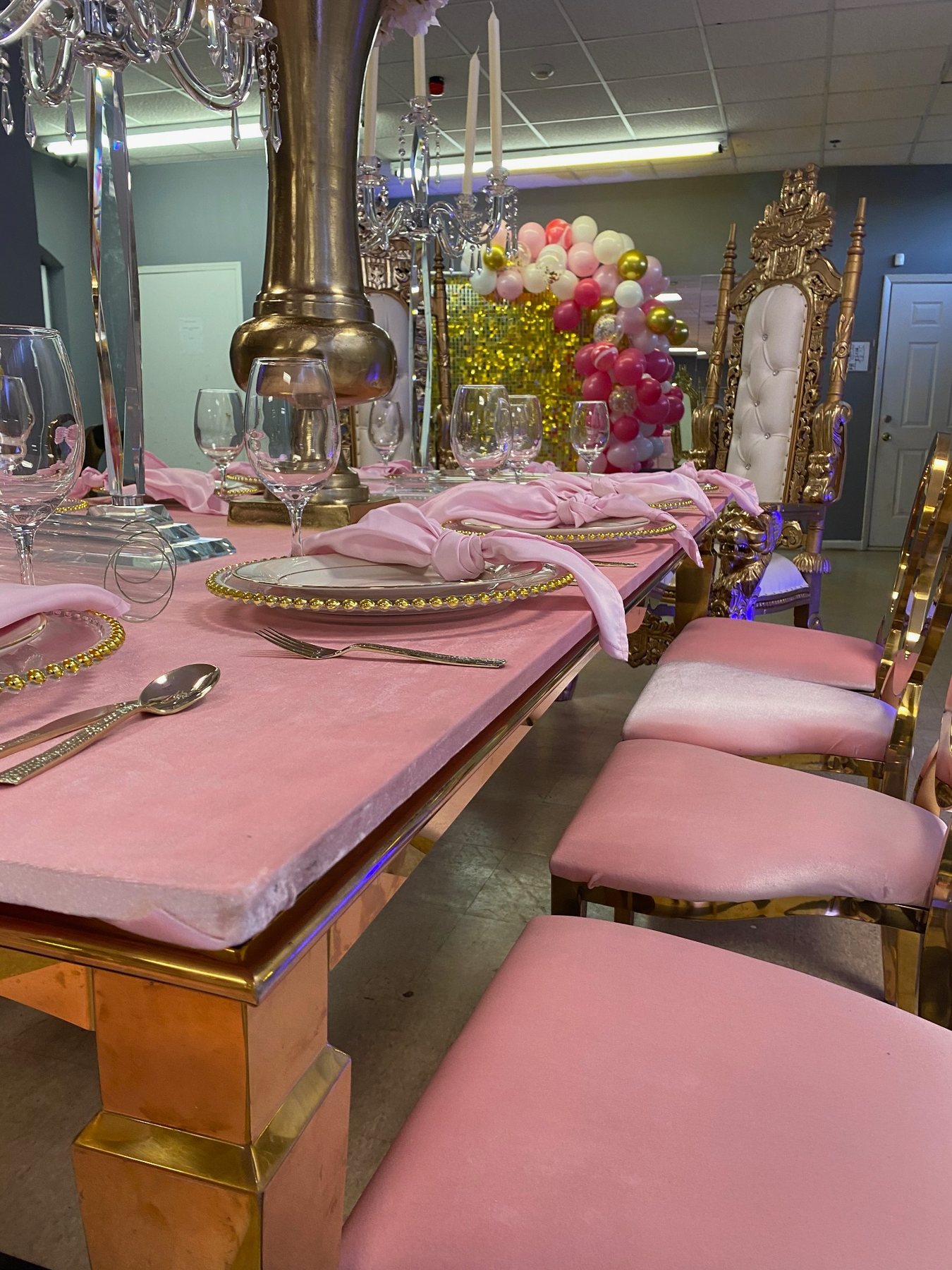 Pink and gold head table setup